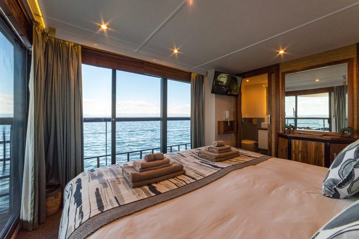 Main Deck 2 Adjustable Twin Beds